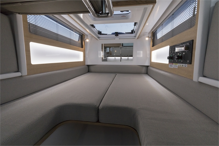 Axopar 28 cabin